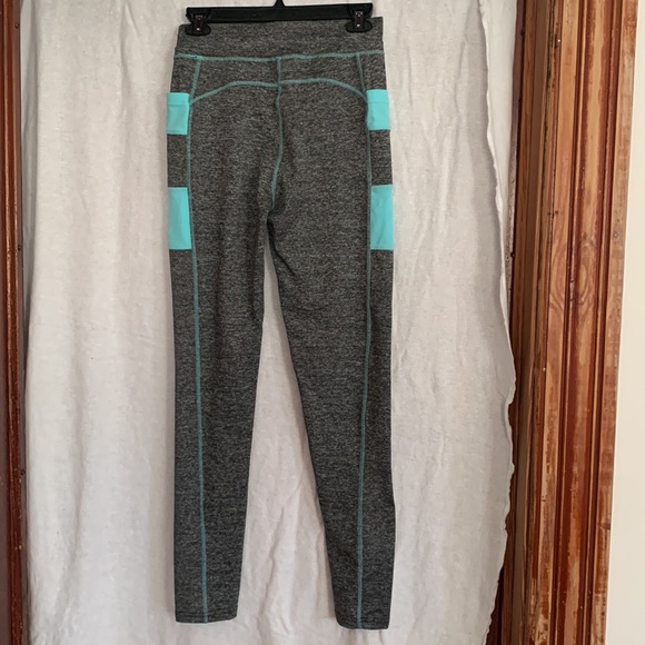 Heathered gray leggings with teal accents 🟥 - Picture 4 of 5